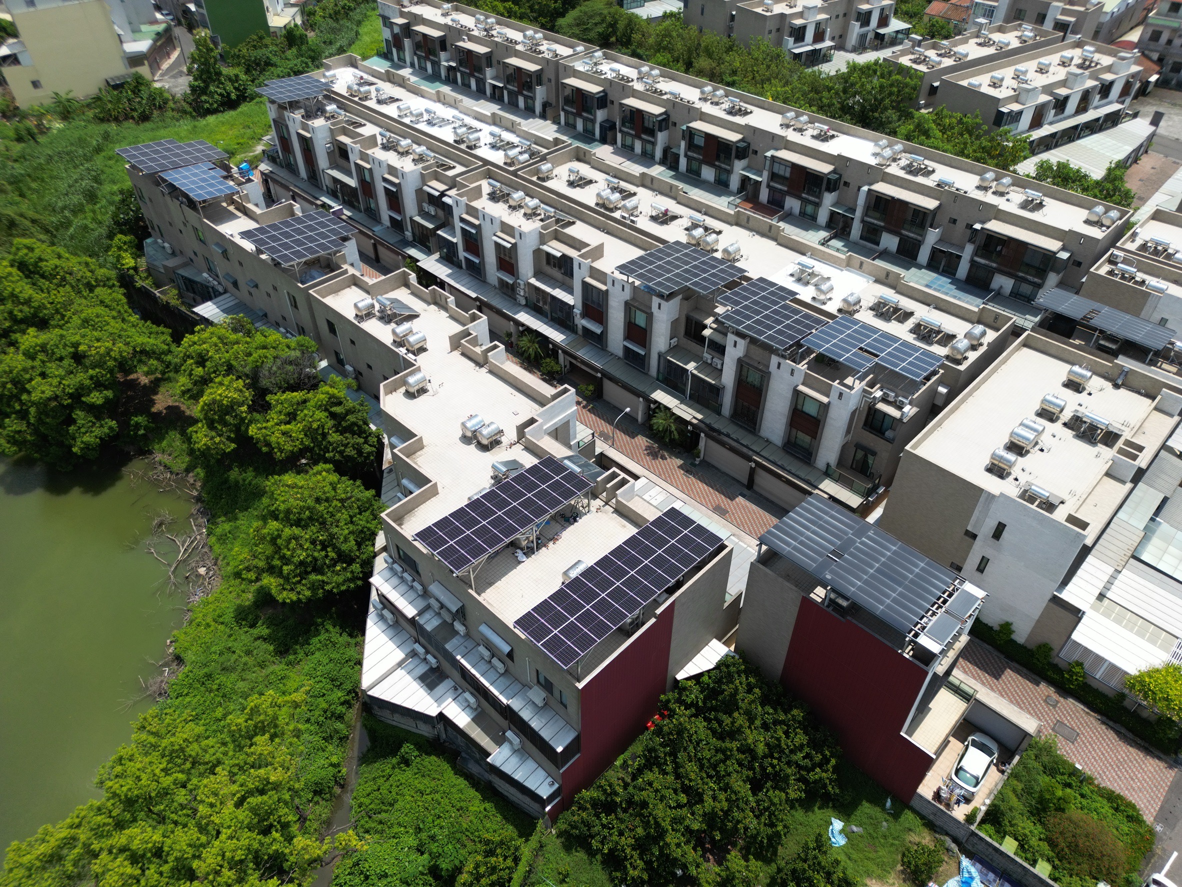 八芳元太陽能建置團隊屋頂勘查，免費現場評估服務