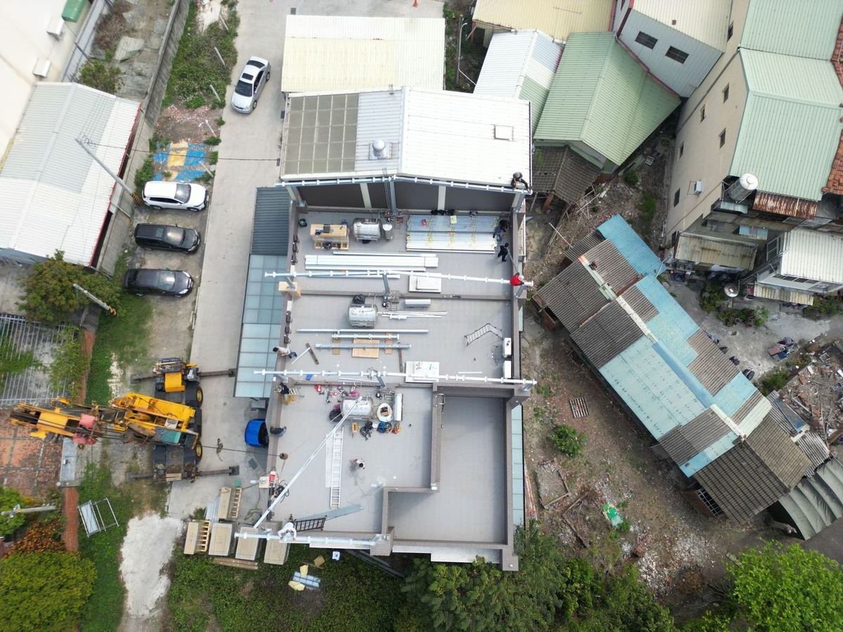 彰化大村案場施工中，吊車和材料在屋頂旁